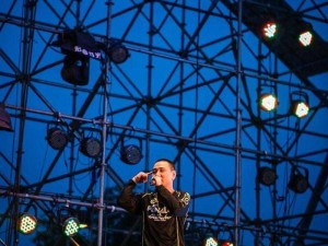 日本农村大姐 rapper 激情说唱，独特嗓音嗨翻全场，全部免费